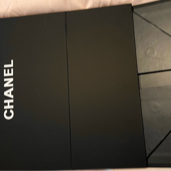 Chanel Cream Tote Bag with Textured Canvas and Iconic CC Logo - Picture 3 of 16